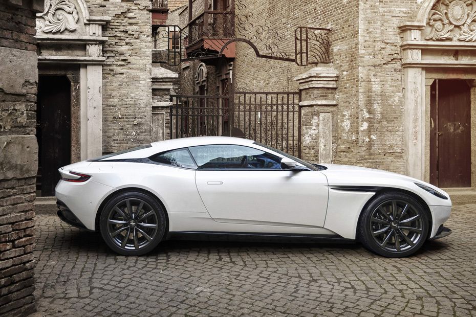 أستون مارتن DB11 Drivers Sideview أستون مارتن DB11 Drivers Sideview