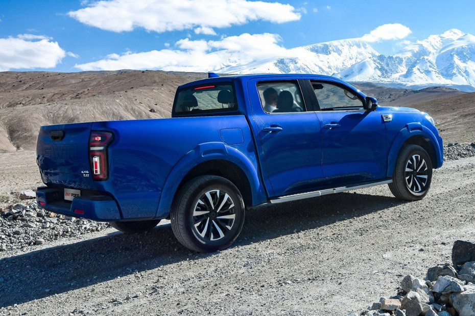 بوَر Rear angle view بوَر Rear angle view