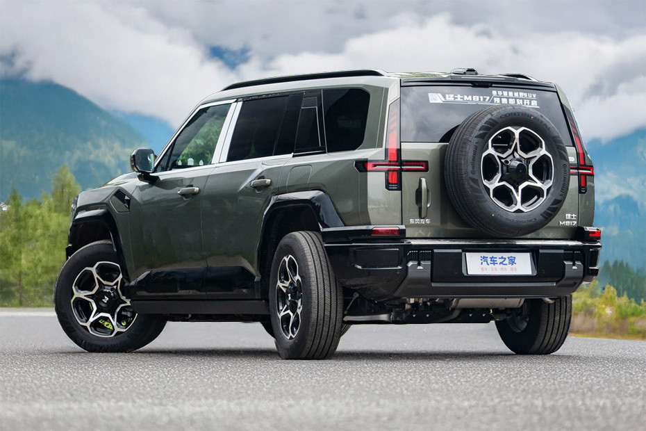 Rear Cross Side View of Dongfeng Warrior M817 Rear Cross Side View of Dongfeng Warrior M817