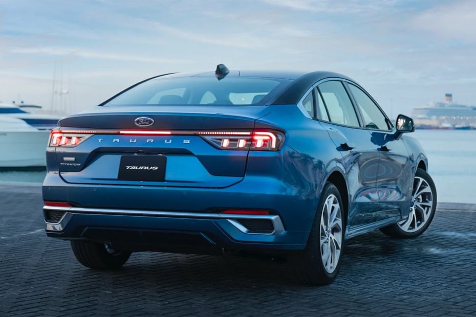 Full Rear View of Ford Taurus Full Rear View of Ford Taurus