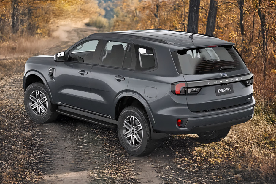 Rear Cross Side View of فورد إيفرست  Rear Cross Side View of فورد إيفرست