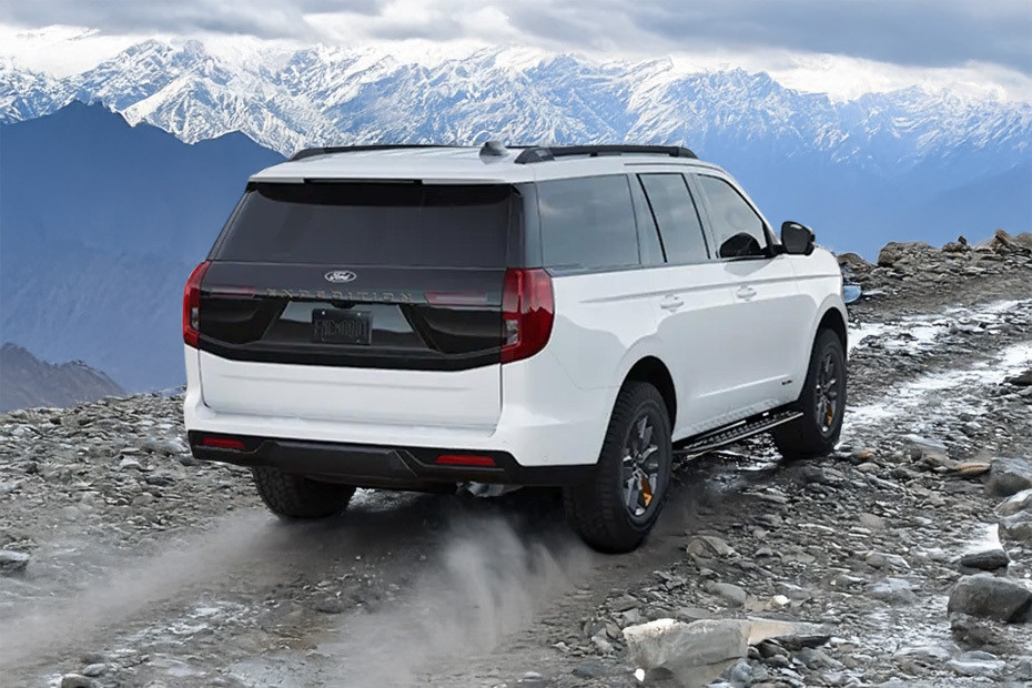 إكسبيديشن Rear angle view إكسبيديشن Rear angle view