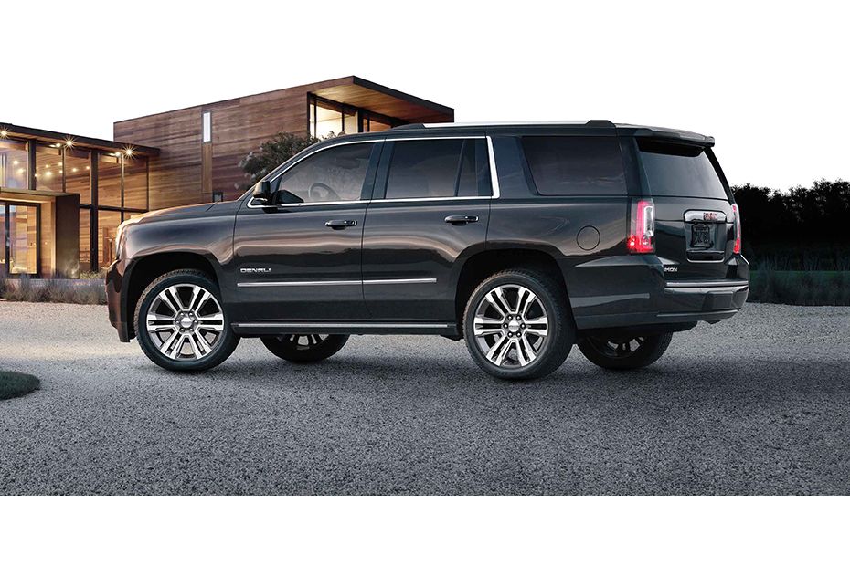 Rear Cross View of GMC Yukon XL (2022-2024) Rear Cross View of GMC Yukon XL (2022-2024)