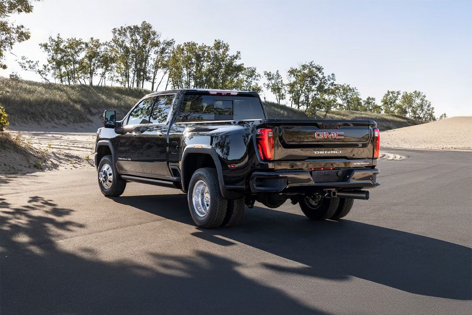 Rear Cross Side View of جي إم سي سييرا إتش دي Rear Cross Side View of جي إم سي سييرا إتش دي
