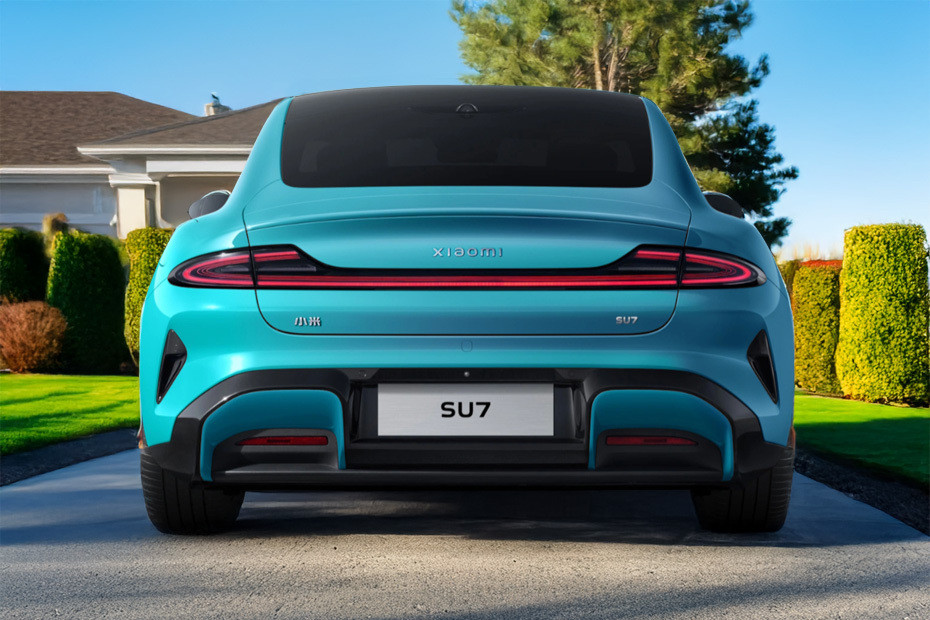 Full Rear View of شاومي إس يو 7 Full Rear View of شاومي إس يو 7