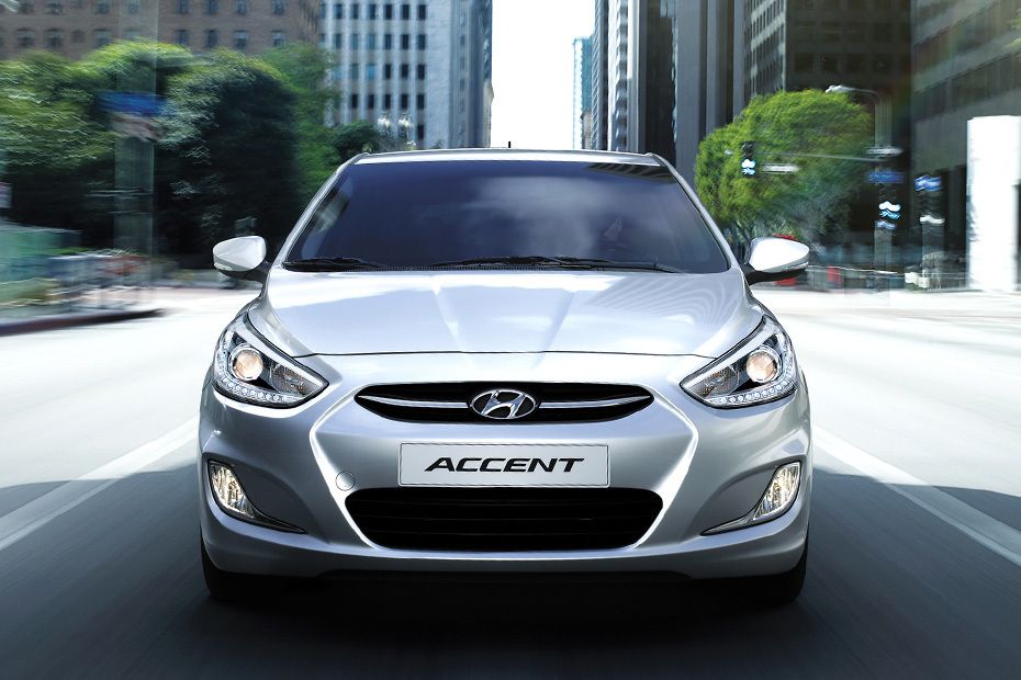 Full Front View of Accent 5 DR