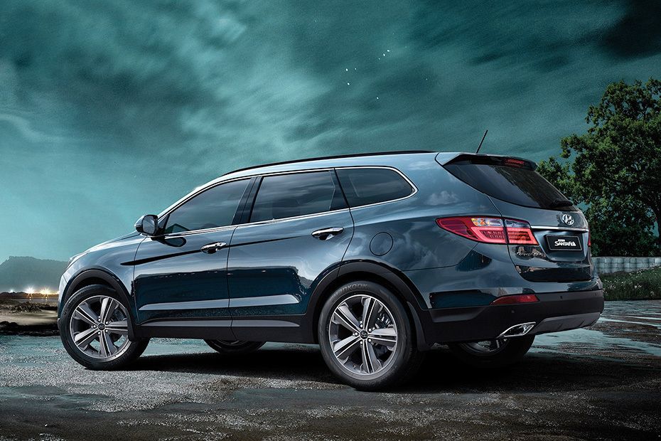 Rear Cross View of Hyundai Grand Santa Fe Rear Cross View of Hyundai Grand Santa Fe