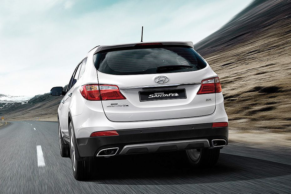 Rear Medium View of Hyundai Grand Santa Fe Rear Medium View of Hyundai Grand Santa Fe