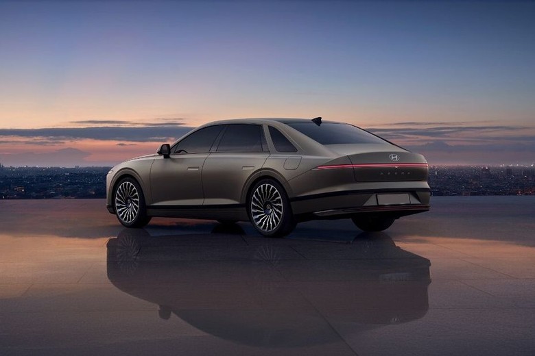 Azera Rear angle view