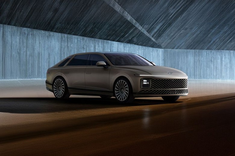 Hyundai Azera Right Corner Front View