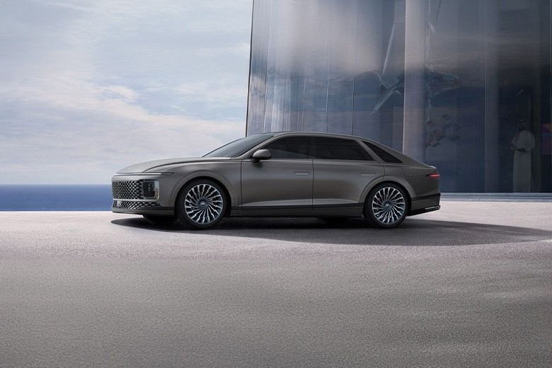 Hyundai Azera Side Medium View