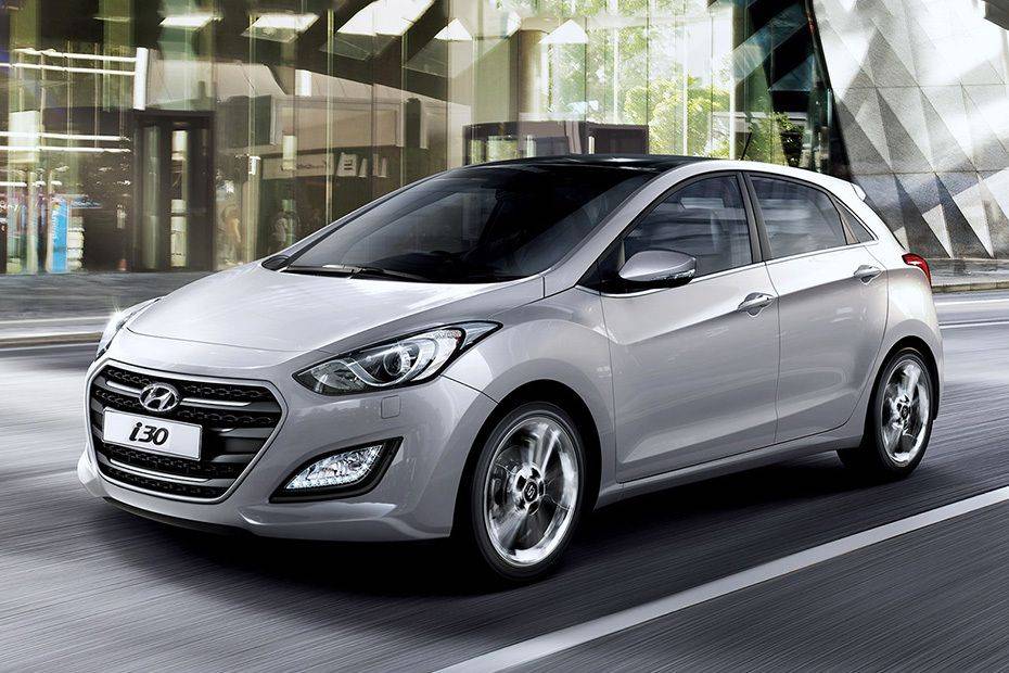 Hyundai i30 Front angle low view Hyundai i30 Front angle low view