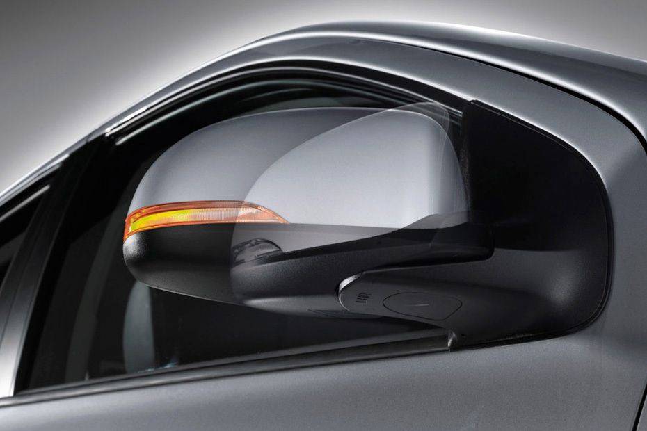 هيونداي i20 5DR Drivers Side Mirror Front Angle هيونداي i20 5DR Drivers Side Mirror Front Angle