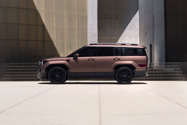 Hyundai Santa Fe Full Side View