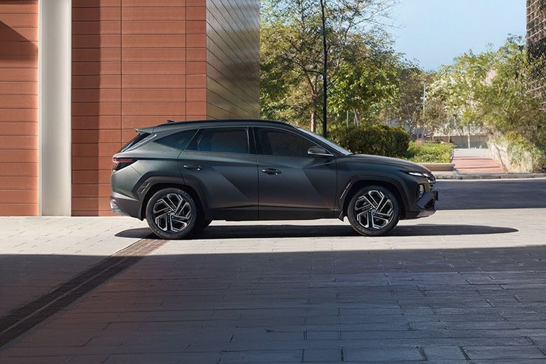 Hyundai Tucson Front Cross Side View