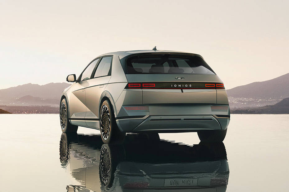 Rear Cross Side View of هيونداي أيونيك 5 Rear Cross Side View of هيونداي أيونيك 5