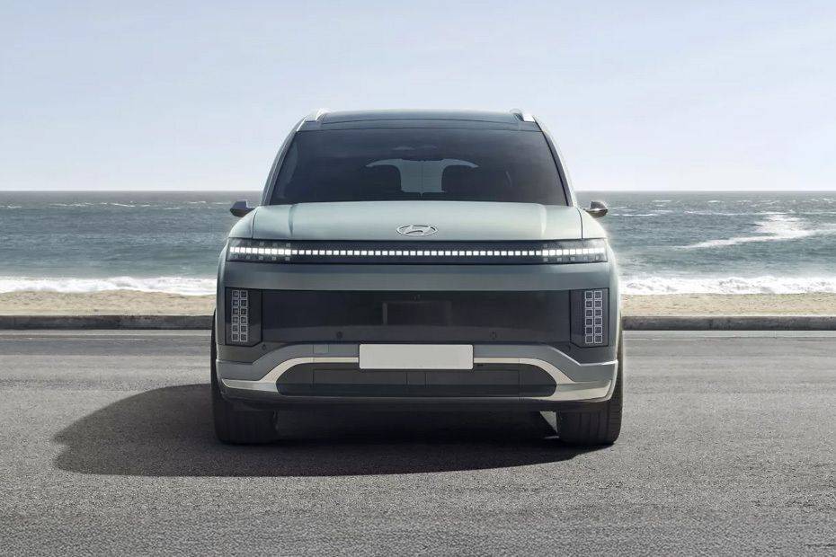 Full Front View of أيونيك 9 Full Front View of أيونيك 9