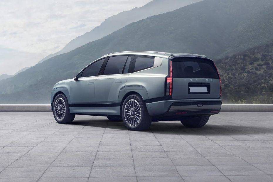 Rear Cross Side View of هيونداي أيونيك 9 Rear Cross Side View of هيونداي أيونيك 9