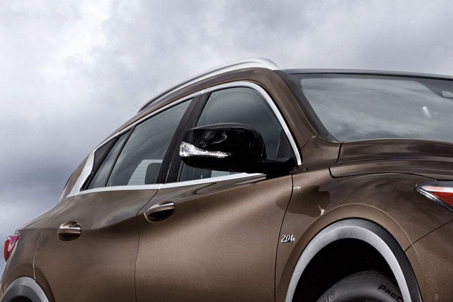 انفنتي QX30 Drivers Side Mirror Front Angle انفنتي QX30 Drivers Side Mirror Front Angle