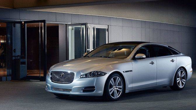 جاكوار  XJ Luxury SWB Front angle low view