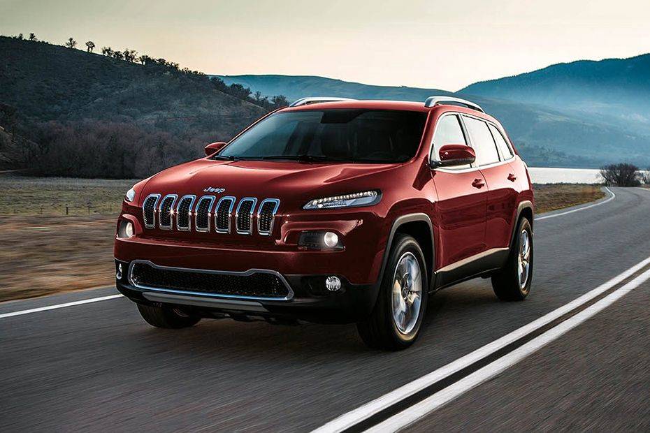 جيب Cherokee Front angle low view جيب Cherokee Front angle low view