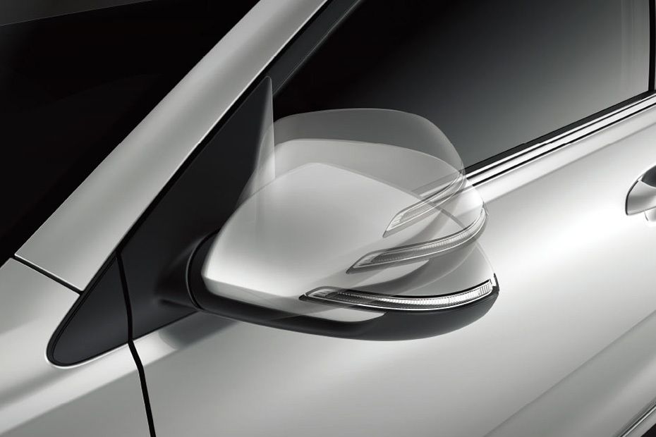 كيا Rio 4-Door Drivers Side Mirror Front Angle كيا Rio 4-Door Drivers Side Mirror Front Angle