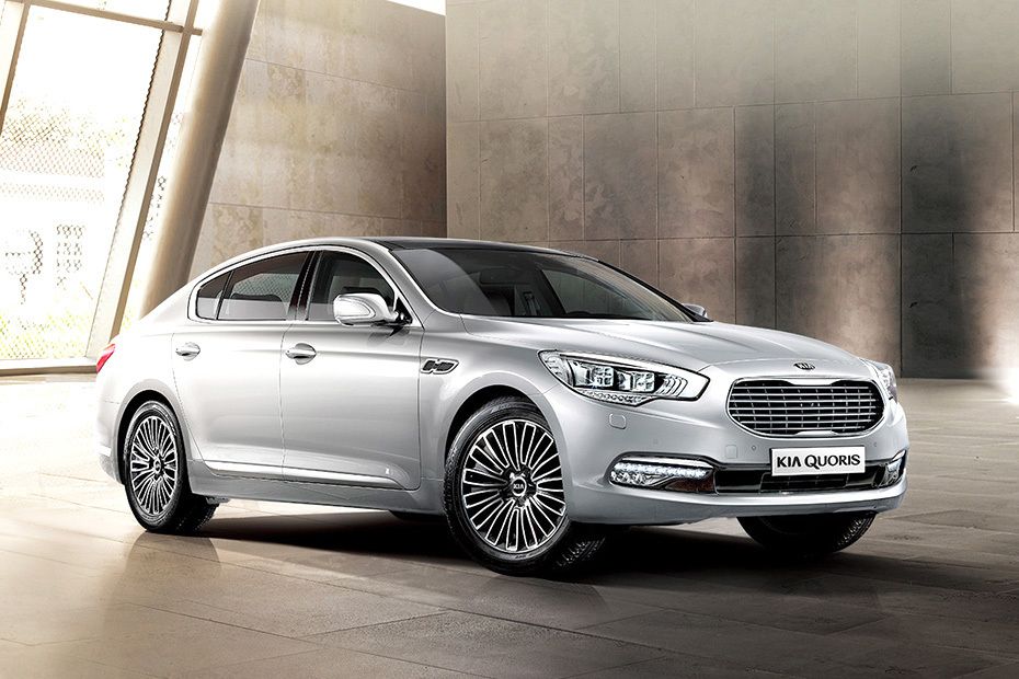 كيا Quoris Front Cross Side View