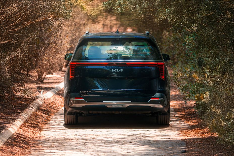 Full Rear View of كيا كرنفال Full Rear View of كيا كرنفال