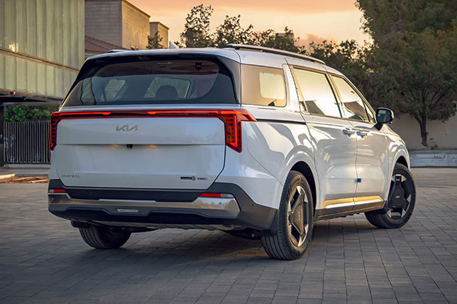 كارنفال هايبرد Rear angle view
