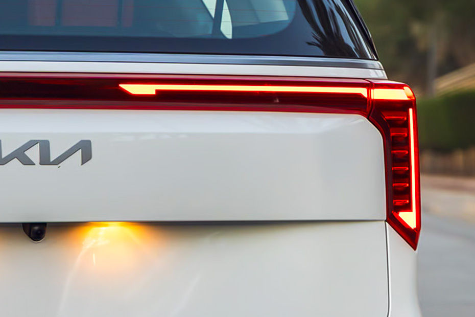 كارنفال هايبرد Tail light