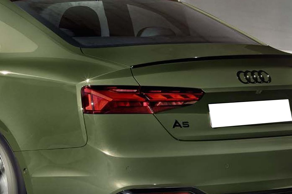 Rear Cross View of أودي A5 كوبيه Rear Cross View of أودي A5 كوبيه