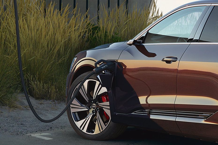 Gas Cap Open of Q8-Sportback-E-Tron