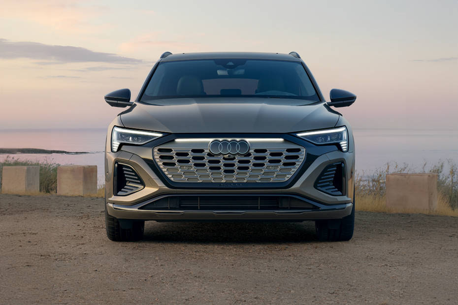 Full Front View of Q8 إي-ترون Full Front View of Q8 إي-ترون