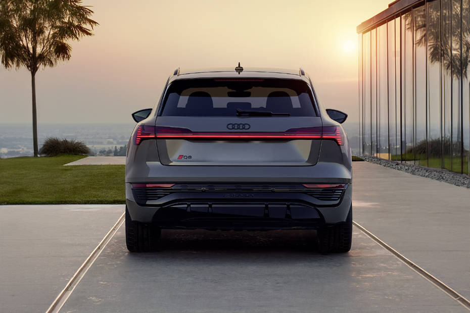 Full Rear View of أودي Q8 إي-ترون Full Rear View of أودي Q8 إي-ترون