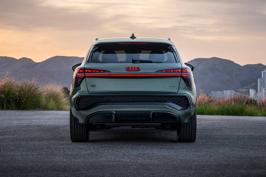Full Rear View of أودي كيو 3 2026 Full Rear View of أودي كيو 3 2026