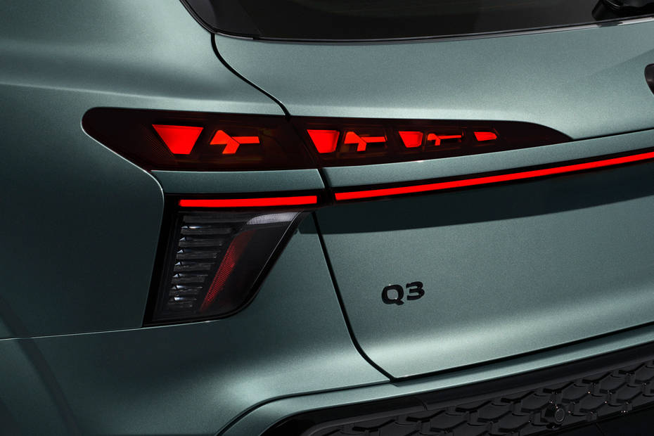 كيو 3 2026 Tail light كيو 3 2026 Tail light