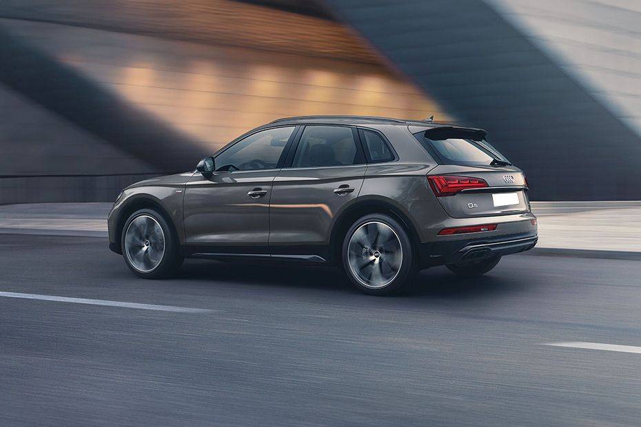 Rear Cross View of Audi Q5 Rear Cross View of Audi Q5