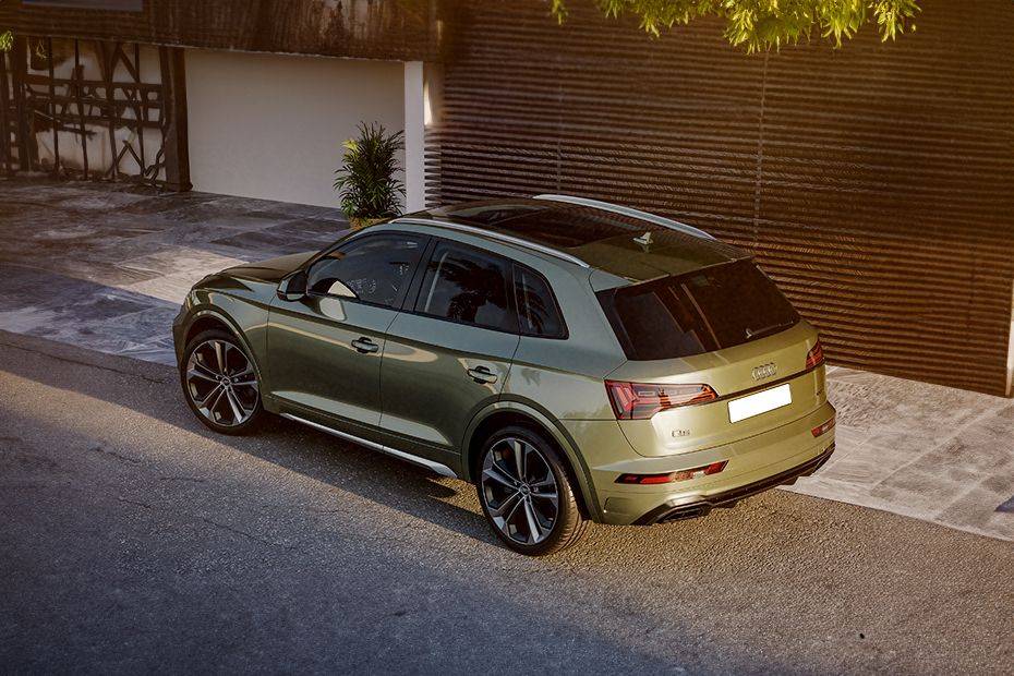 Rear Medium View of Audi Q5 Rear Medium View of Audi Q5