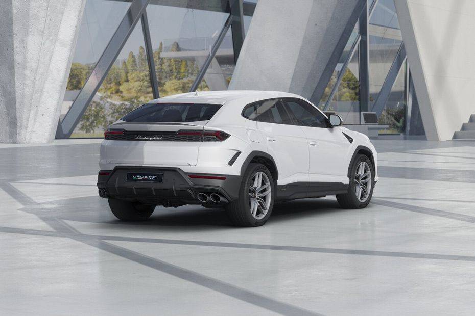 Rear Medium View of لامبورجيني أوروس Rear Medium View of لامبورجيني أوروس