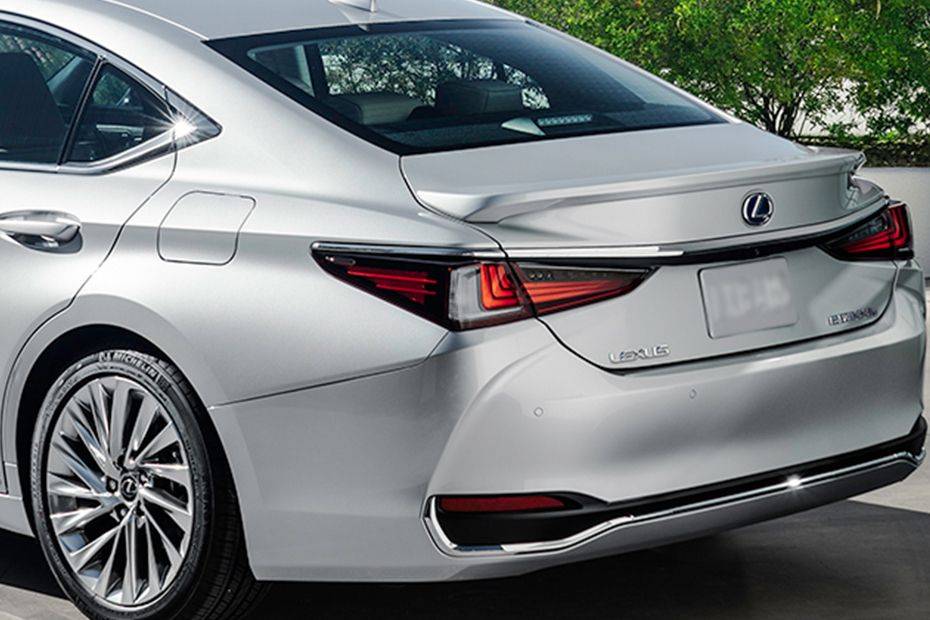 ES Hybrid (2022-2023) Rear angle view ES Hybrid (2022-2023) Rear angle view