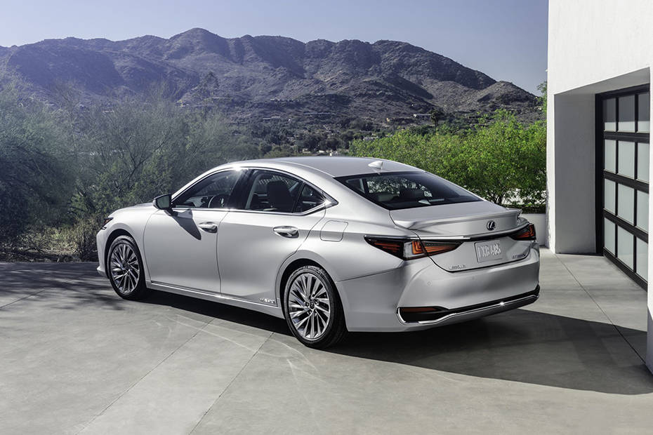 Rear Cross Side View of Lexus ES Rear Cross Side View of Lexus ES