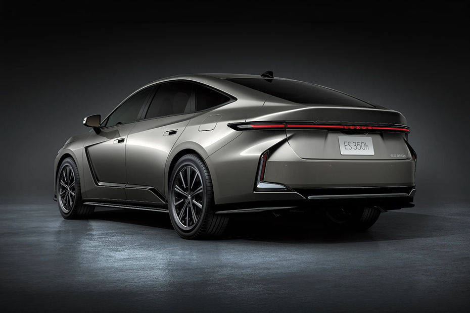 Rear Cross Side View of لكزس إي إس
