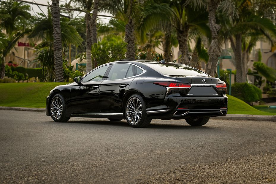 Rear Cross Side View of لكزس RX Hybrid (2022-2024) Rear Cross Side View of لكزس RX Hybrid (2022-2024)