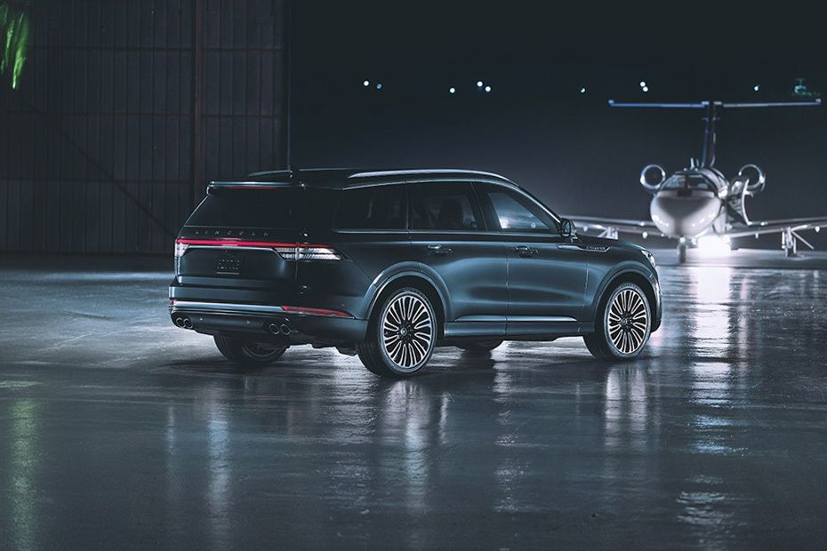 Rear Cross Side View of Lincoln Aviator (2023-2024) Rear Cross Side View of Lincoln Aviator (2023-2024)