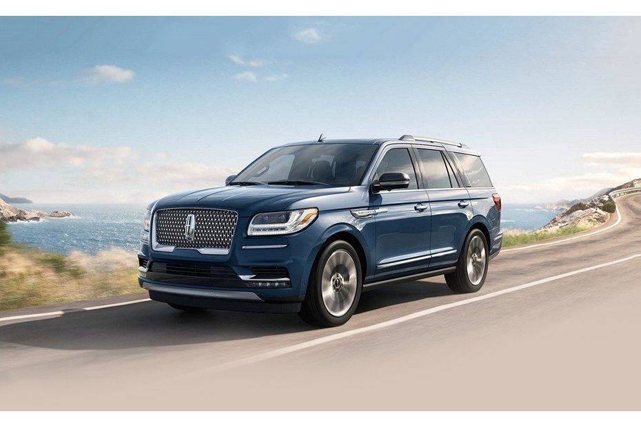 Lincoln Navigator (2012-2021) Front angle low view Lincoln Navigator (2012-2021) Front angle low view