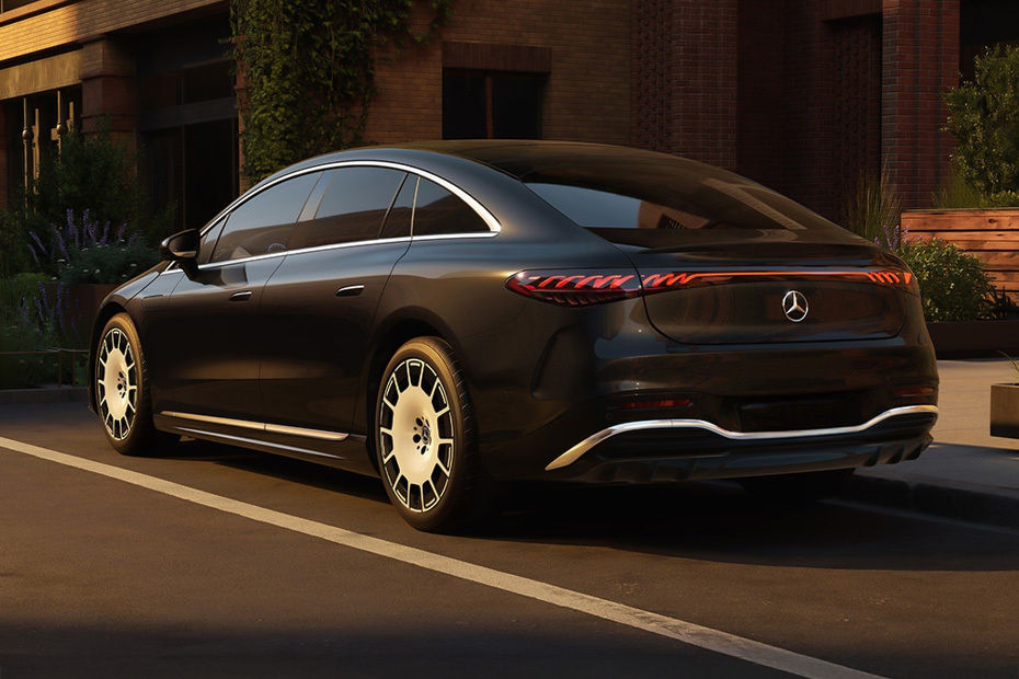Rear Cross Side View of مرسيدس بنز إي كيو إس 2027