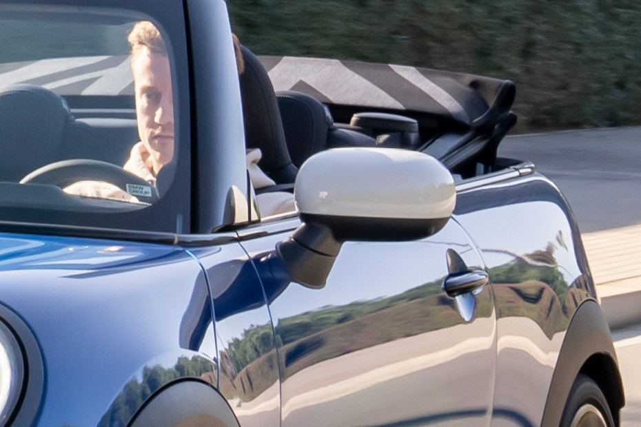 ميني كونفرتيبل Drivers Side Mirror Front Angle ميني كونفرتيبل Drivers Side Mirror Front Angle