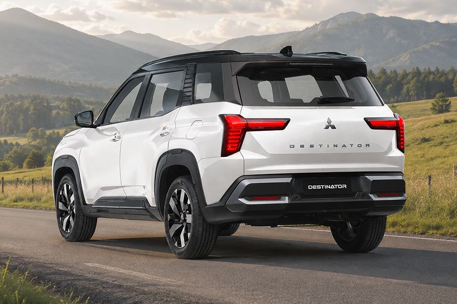 Rear Medium View of Mitsubishi Destinator