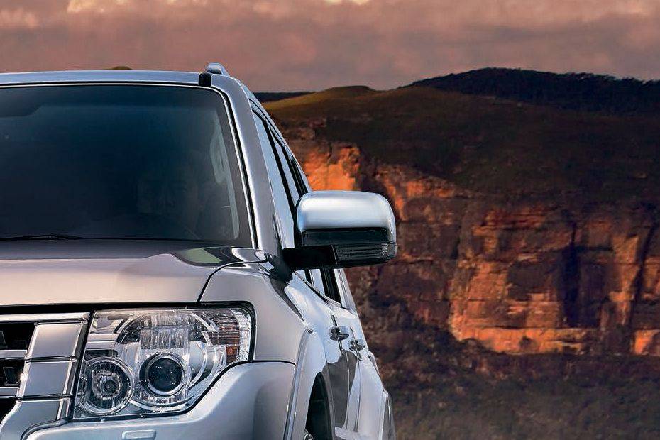 ميتسوبيشي Pajero Drivers Side Mirror Front Angle ميتسوبيشي Pajero Drivers Side Mirror Front Angle