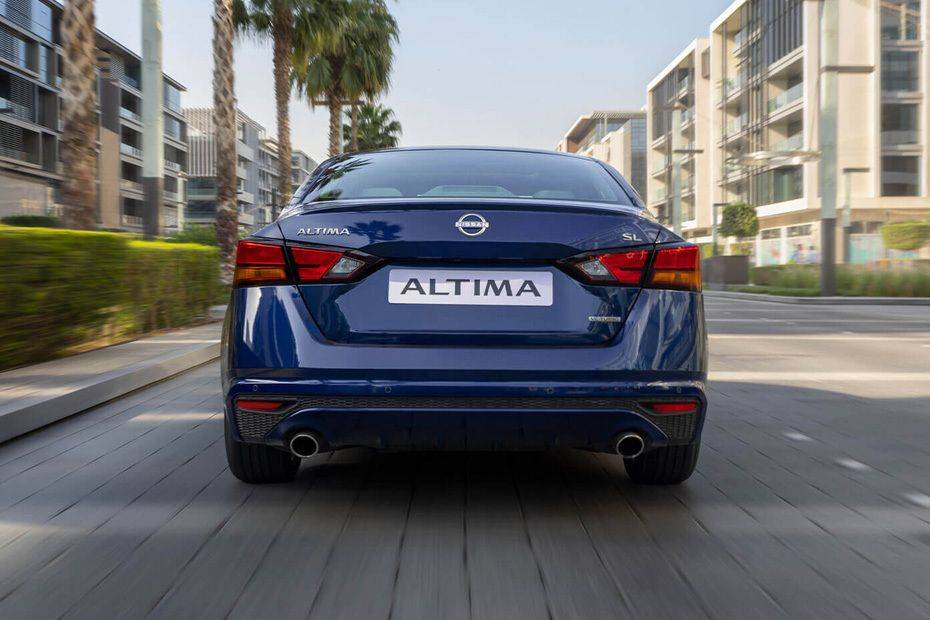 Full Rear View of نيسان ألتيما Full Rear View of نيسان ألتيما